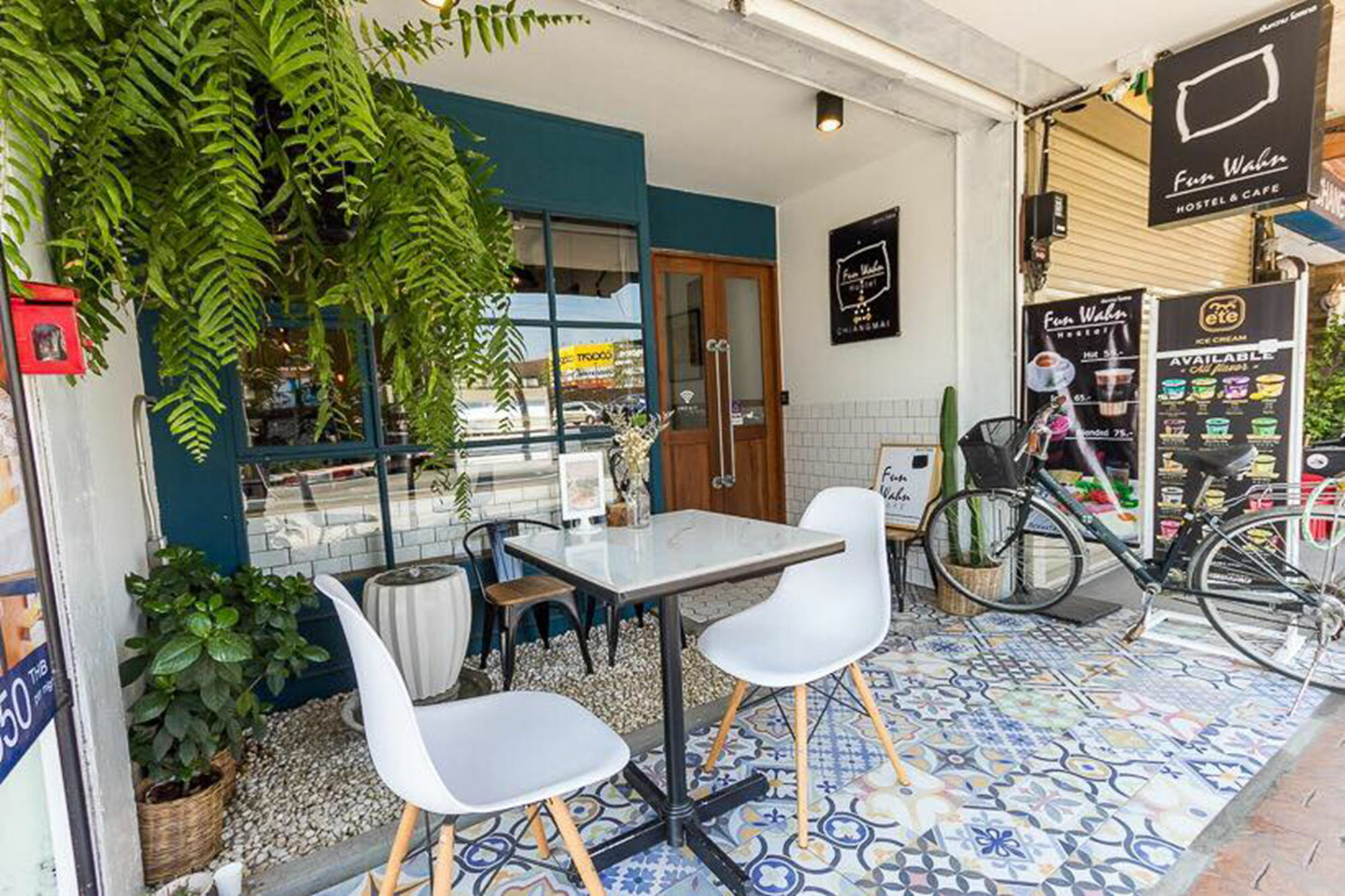 Funwahn Hostel And Cafe チエンマイ エクステリア 写真